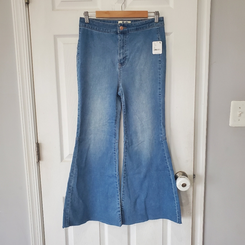 We The Free Light Wash Flare Jeans With Raw Hem Size 28 NWT